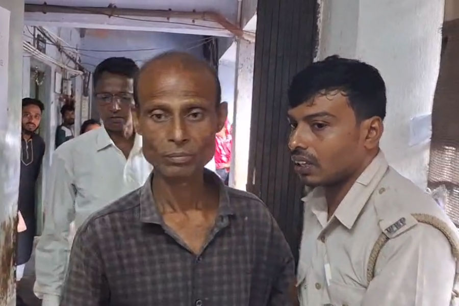 টাকা নিয়ে বিবাদ, বসিরহাটে ব্যবসায়ীর কান কামড়ে ছিঁড়ে বাজারে নাচ ধৃতের!