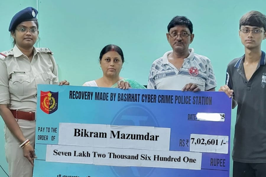ব্যাঙ্কে চাকরি দেওয়ার নামে ৭ লক্ষ প্রতারণা! বসিরহাটে ধৃত ৬, উদ্ধার টাকা