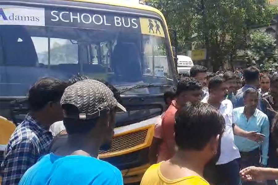 খড়দহে বাসের ধাক্কায় মর্মান্তিক মৃত্যু সাইকেল আরোহীর,পথ অবরোধ করে বিক্ষোভ উত্তেজিত জনতার