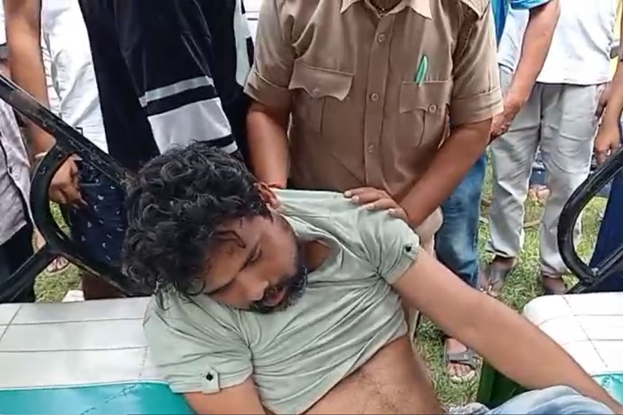 লুকিয়ে মহিলাদের স্নানের ভিডিও তুলত যুবক! ধরা পড়ায় জুটল গণপিটুনি