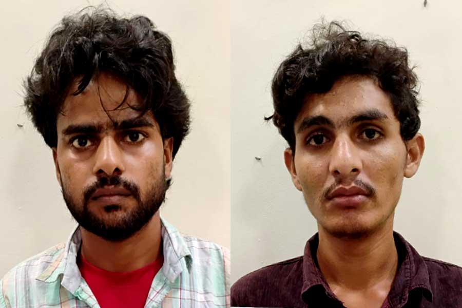 অতিরিক্ত পুলিশ সুপারের নামে ভুয়ো অ্যাকাউন্ট খুলে প্রতারণা! ভিন রাজ্য থেকে গ্রেপ্তার ২