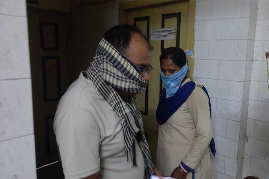 তালাবন্ধ হাসপাতালের স্টোররুমের মেঝেতে পড়ে দেহ! উদ্ধার করতেই কেটে গেল দু’ঘণ্টা, কেন?