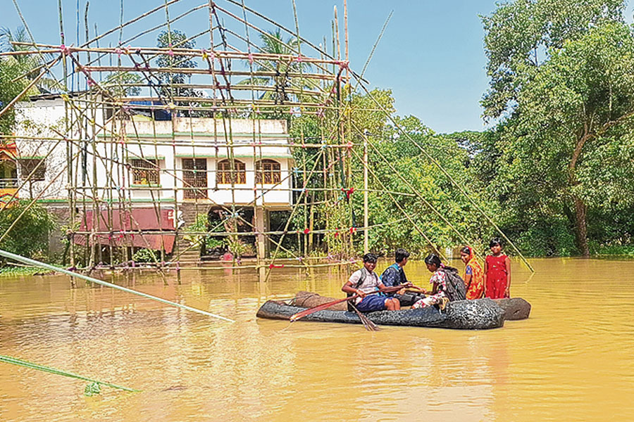 জলমগ্ন ঘাটালে মাঝপথে থমকে মণ্ডপ নির্মাণ, পুজোর মুখে দুশ্চিন্তার ভাঁজ আয়োজকদের কপালে