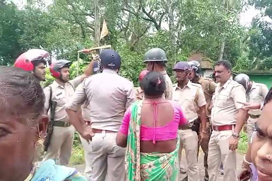 খানাকুলের মিছিলে মাথা ফাটল পুলিশের, তৃণমূলের দিকে বিজেপির ইট ছোড়ার অভিযোগে ধুন্ধুমার