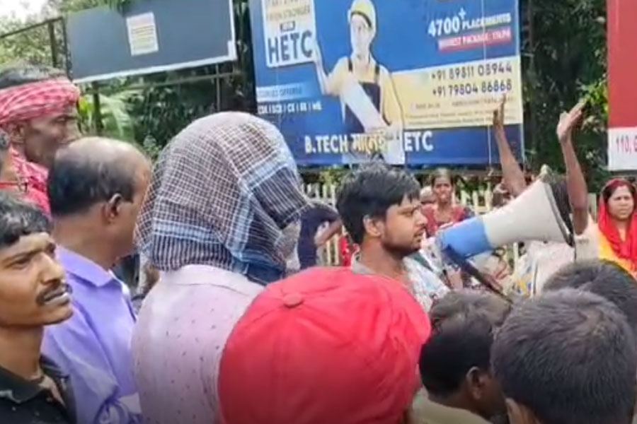 হকারদের ঘাড়ধাক্কা, মার! আরপিএফের বিরুদ্ধে বিক্ষোভ হাওড়া-বর্ধমান শাখায় 