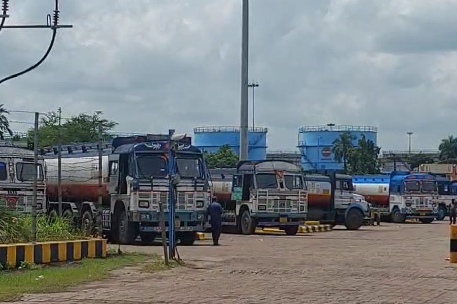 বন্ধ কোনা এক্সপ্রেসওয়েতে ট্যাঙ্কার চলাচলে নিষেধাজ্ঞা, দক্ষিণবঙ্গের পাম্পগুলিতে তেল সঙ্কটের আশঙ্কা!