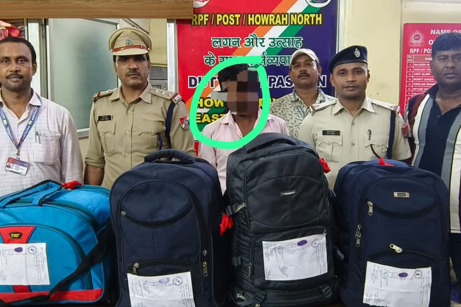 হাওড়া স্টেশনে বিপুল পরিমাণ গাঁজা উদ্ধার, ধৃত মুর্শিদাবাদের যুবক