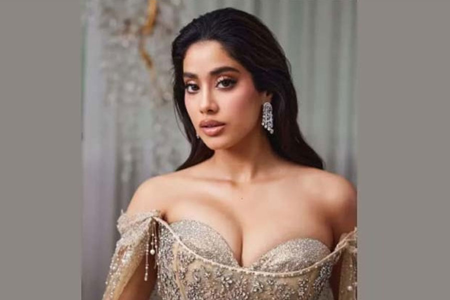 ‘ইন্ডাস্ট্রিতে টিকে থাকতে বোকা সেজে থাকতে হয়’, হঠাৎ কেন বিস্ফোরক জাহ্নবী?