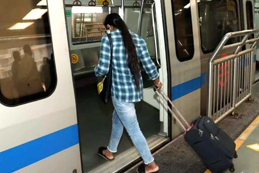 মেট্রোয় চড়ে বিমানবন্দরে যাবেন? জেনে নিন সঙ্গে সর্বোচ্চ কত কেজি লাগেজ নিতে পারেন