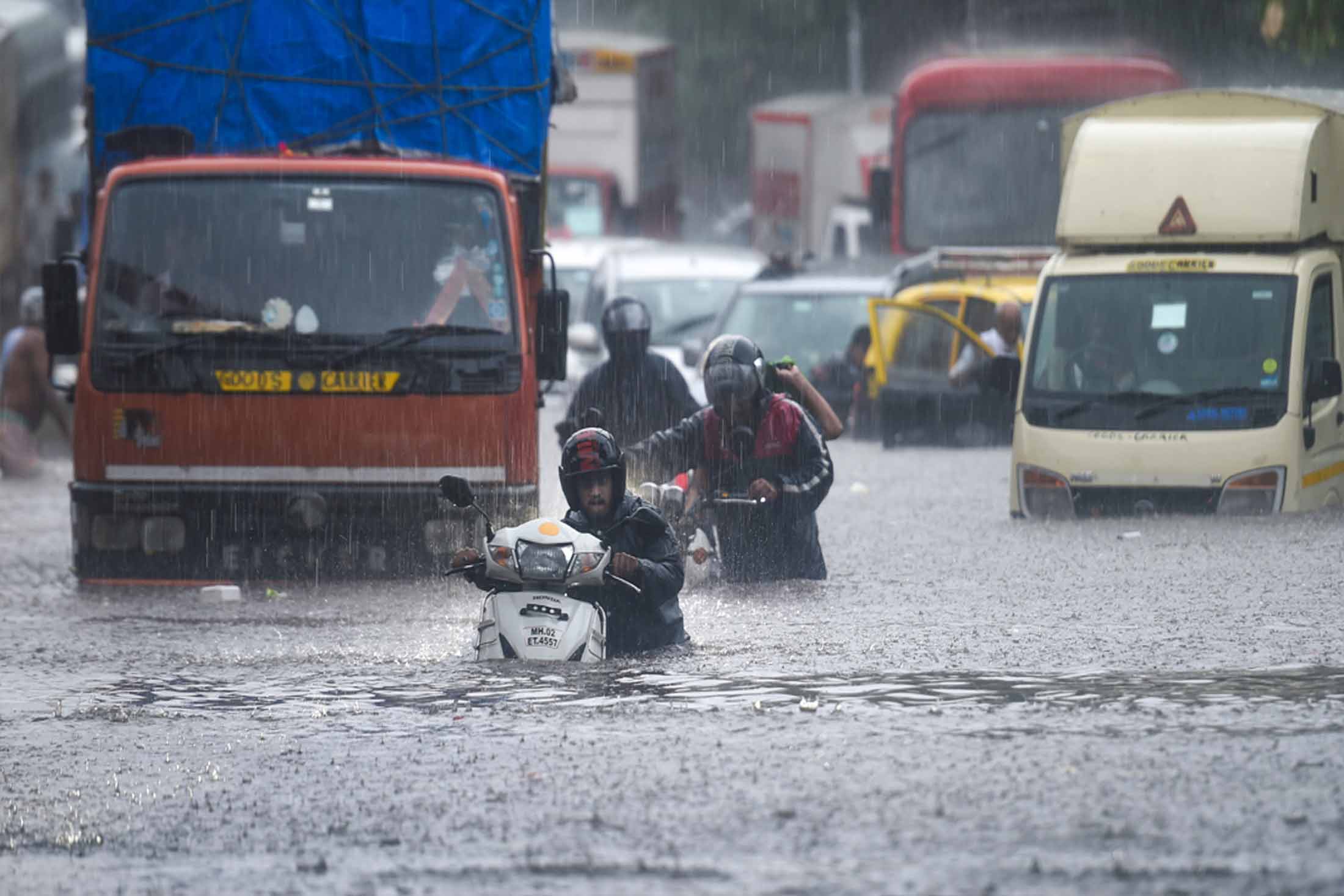 টানা বৃষ্টিতে মুম্বইতে বন্যা পরিস্থিতি, ভূমিধসে মৃত দুই, জারি লাল সতর্কতা