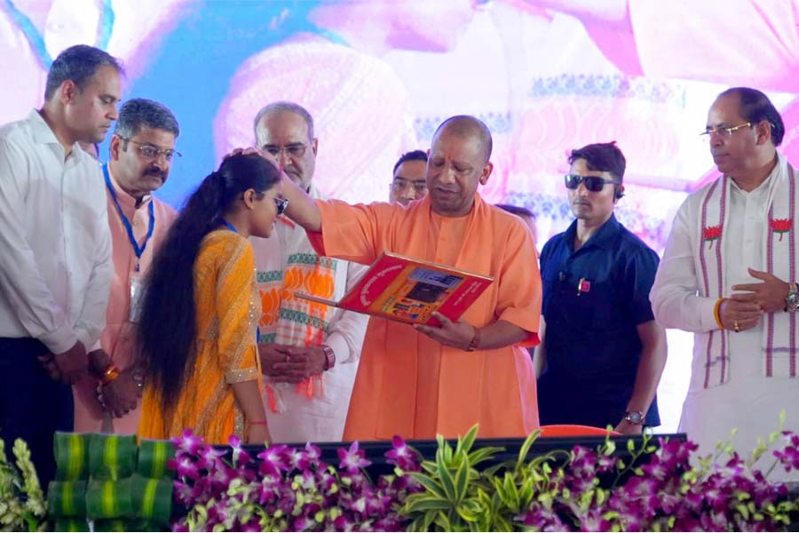 গণেশের মতো দেবতাকে অপমান, তোষণের রাজনীতি! অখিলেশের দলকে তোপ যোগীর