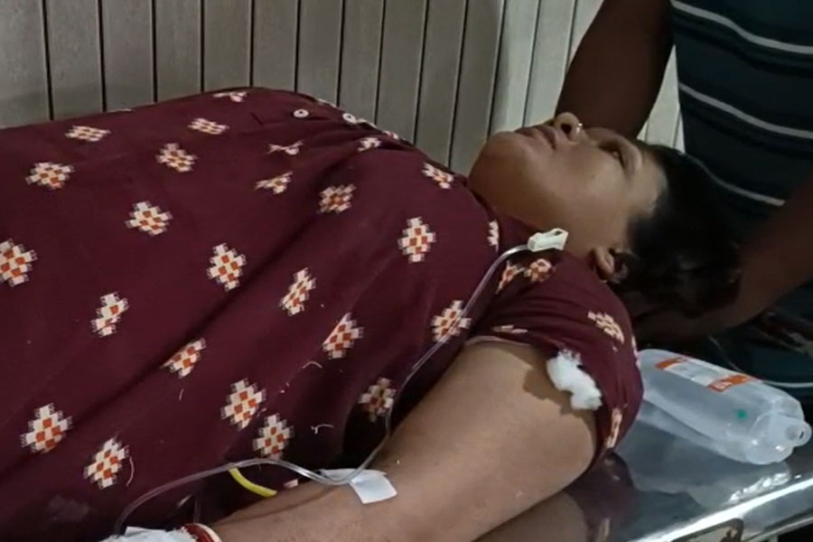 তৃণমূলের মহিলা কর্মীর হাতে ধারালো অস্ত্রের কোপ! মালদহে বিজেপির ‘সন্ত্রাস’