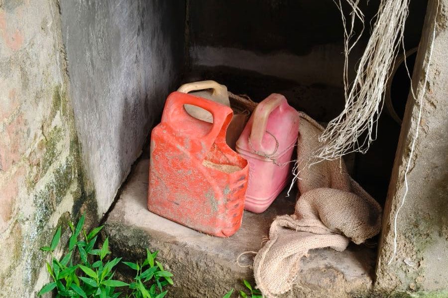 মালদহে পরিত্যক্ত বাড়ি থেকে বিপুল পরিমাণ তাজা বোমা উদ্ধার! নিষ্ক্রিয় করল পুলিশ