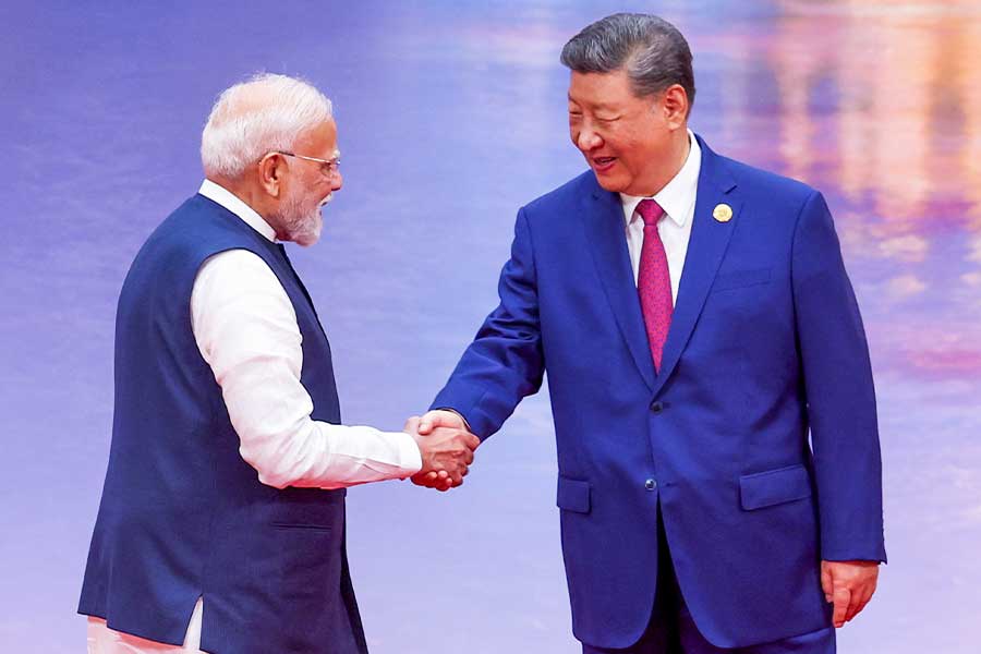 বন্ধুত্বের গাঁটছড়া, ‘বন্ধু’ জিনপিংকে ২৬-এর ব্রিকস সম্মেলনে ভারতে আমন্ত্রণ মোদির