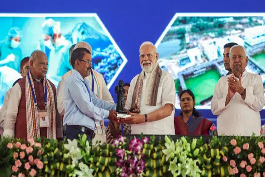 মোদির সভায় লালুর দলের দুই বিধায়ক! ভোটমুখি বিহারে রক্তচাপ বাড়ছে তেজস্বীর?