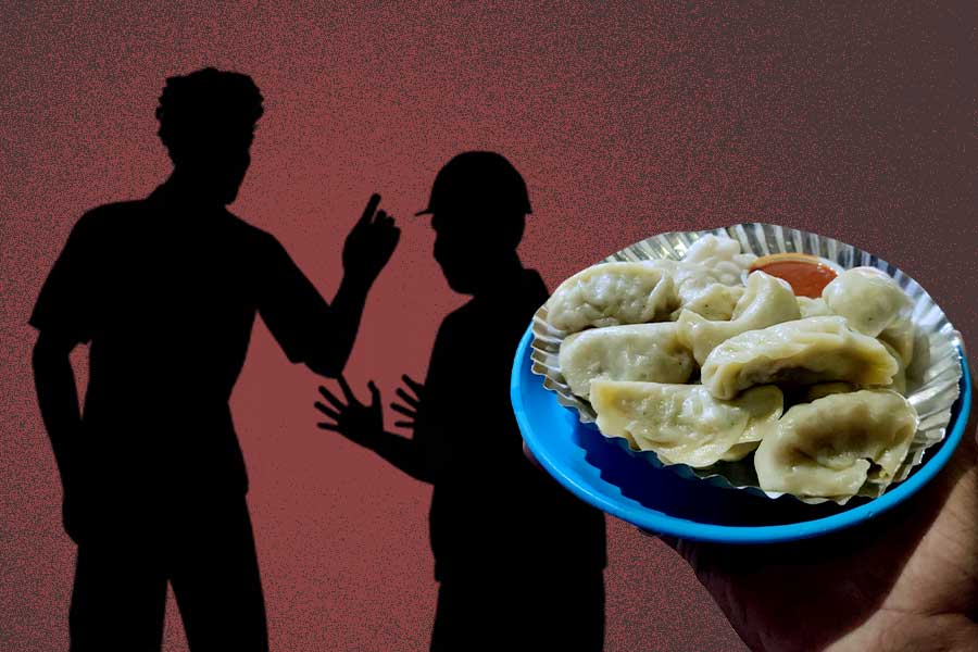 মোমোর দাম চাওয়ার ‘অপরাধ’, যুবক বিক্রেতাকে ছুরি দিয়ে এলোপাথাড়ি কোপাল তিন কিশোর!