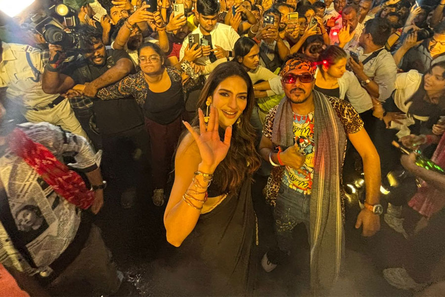 ‘অর্ডার ছাড়া বর্ডার ক্রস’, পুজোর বাজারে নুসরতের নাচে-গানে সরগরম নিউ মার্কেট