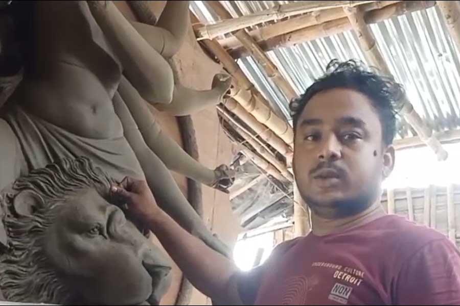 অঝোরে বৃষ্টি, শুকোচ্ছে না মাটি! ঠিক সময়ে প্রতিমা ডেলিভারি করা যাবে তো? চিন্তায় মৃৎশিল্পীরা