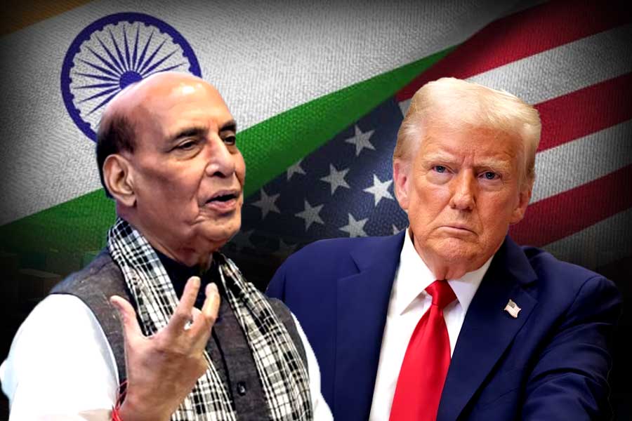 ভারতের উত্থান মানতে পারছে না ‘সব কা বস’, ‘শুল্কযুদ্ধে’ আমেরিকাকে কটাক্ষ রাজনাথের