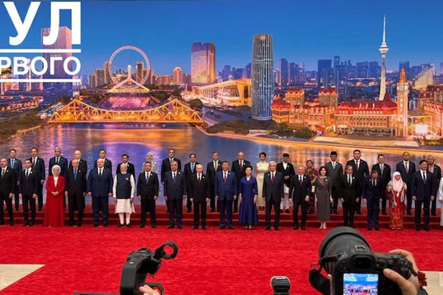অপারেশন সিঁদুরের পর প্রথমবার একমঞ্চে মোদি-শাহবাজ, ‘শত্রু’ ঘেরাটোপেই ছবি তুললেন প্রধানমন্ত্রী