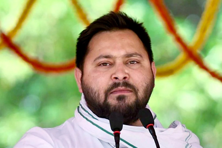 ‘ক্ষমতায় এলে ছিঁড়ে ফেলা হবে ওয়াকফ সংশোধনী’, তেজস্বীর সামনেই ঘোষণা RJD নেতার, তুঙ্গে বিতর্ক