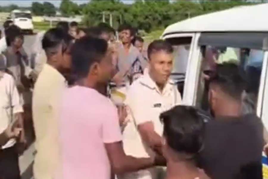 গণধোলাইয়ের হাত থেকে অভিযুক্তকে বাঁচাতে গিয়ে ‘আক্রান্ত’ পুলিশ, নেপথ্যের মালদহের ‘মাতব্বর’রা?