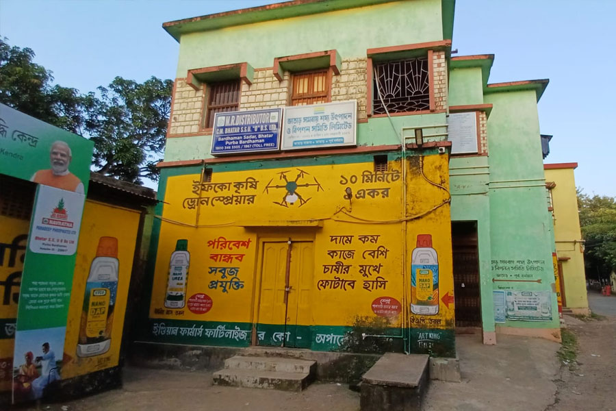তলব সত্ত্বেও এলেন না ম্যানেজার! ভাতারে কৃষি সমবায় সমিতির অফিস সিল করলেন খাদ্য আধিকারিক