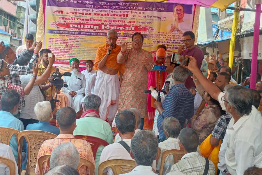 মূর্তি নয়, বিধাননগরে বিশ্বকর্মা রূপে পূজিত রিকশাচালক মনসুর-ইসলামরা