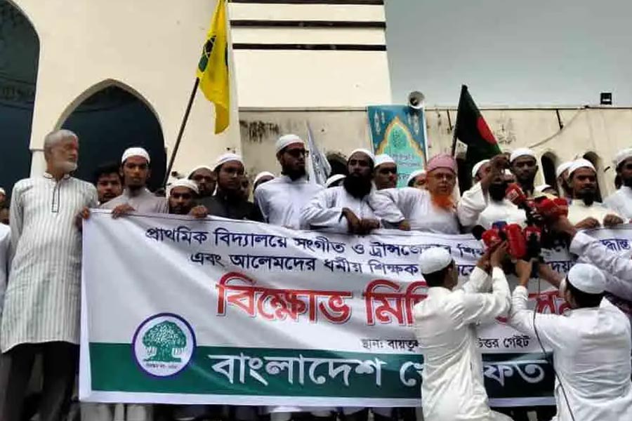 স্কুলে নাচ-গান শিক্ষা বাতিল করে আনা হোক ধর্মীয় শিক্ষক! দাবি ‘নতুন’ বাংলাদেশে
