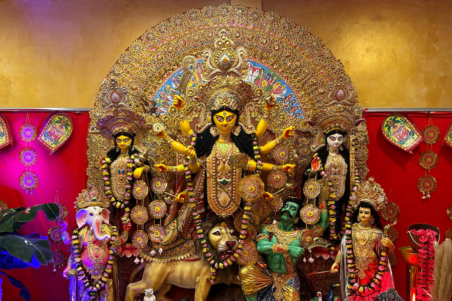 ইউরোপের সবচেয়ে বড় একচালা দুর্গা! বার্সেলোনার পুজোয় ঢাকের তালে এক হয় সমগ্র বিশ্ব