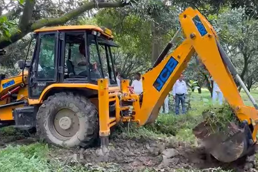 সরকারি জমি জবরদখল! এবার যোগীর পুলিশের বুলডোজারের নিশানায় সম্ভলের সপা বিধায়ক