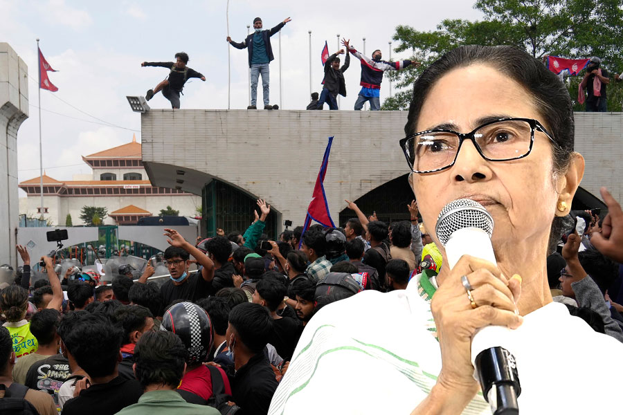‘শান্তি ফিরুক’, হিংসা বিধ্বস্ত নেপালে এখনই না যাওয়ার পরামর্শ মমতার
