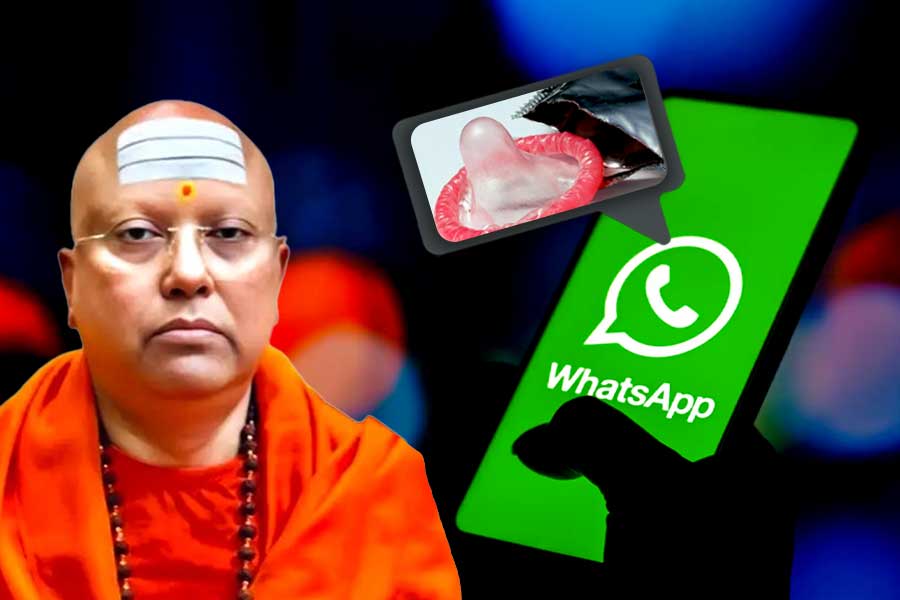‘বেবি, লাভ ইউ’, ‘কন্ডোম ব্যবহার করো?’, হোয়াটসঅ্যাপে আর কী ‘দুষ্টুবার্তা’ পাঠাত দিল্লির ‘বাবা’?