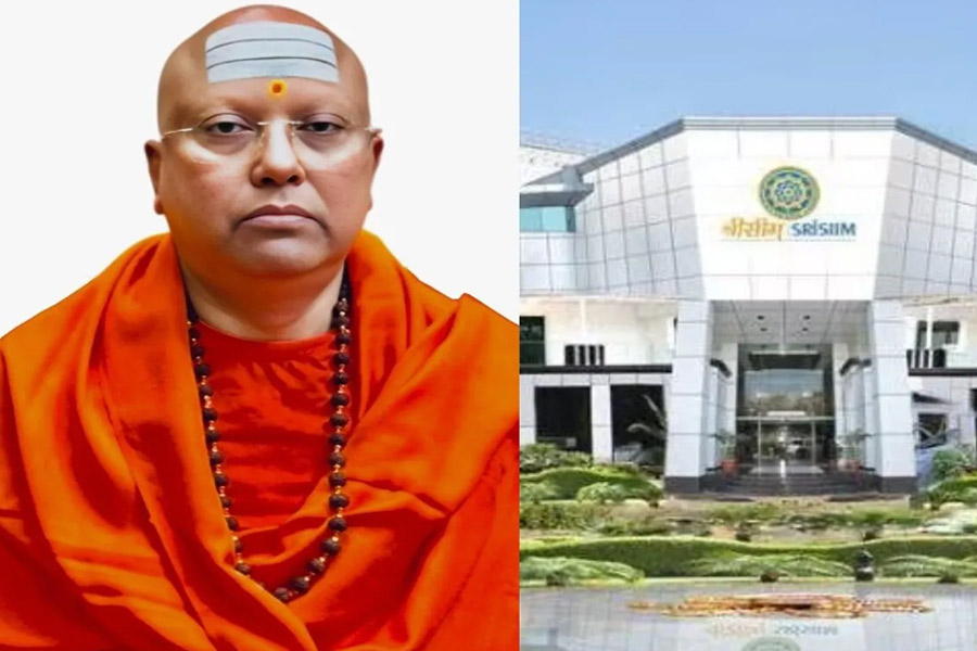 অশালীন মেসেজ, অশ্লীল স্পর্শ! ছাত্রীদের যৌন হেনস্তার অভিযোগ, পলাতক আশ্রমের প্রধান চৈতন্যানন্দ