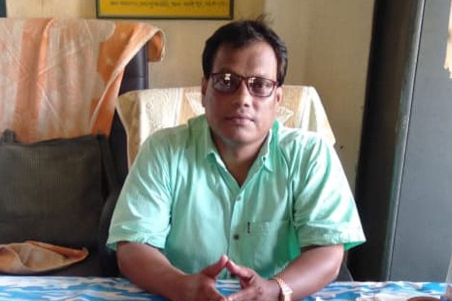 করোনাকালে স্কুলছুটদের ক্লাসে ফেরানো, বাল্যবিবাহ রোধ, শিক্ষারত্ন পাচ্ছেন মগরাহাট স্কুলের প্রধান শিক্ষক