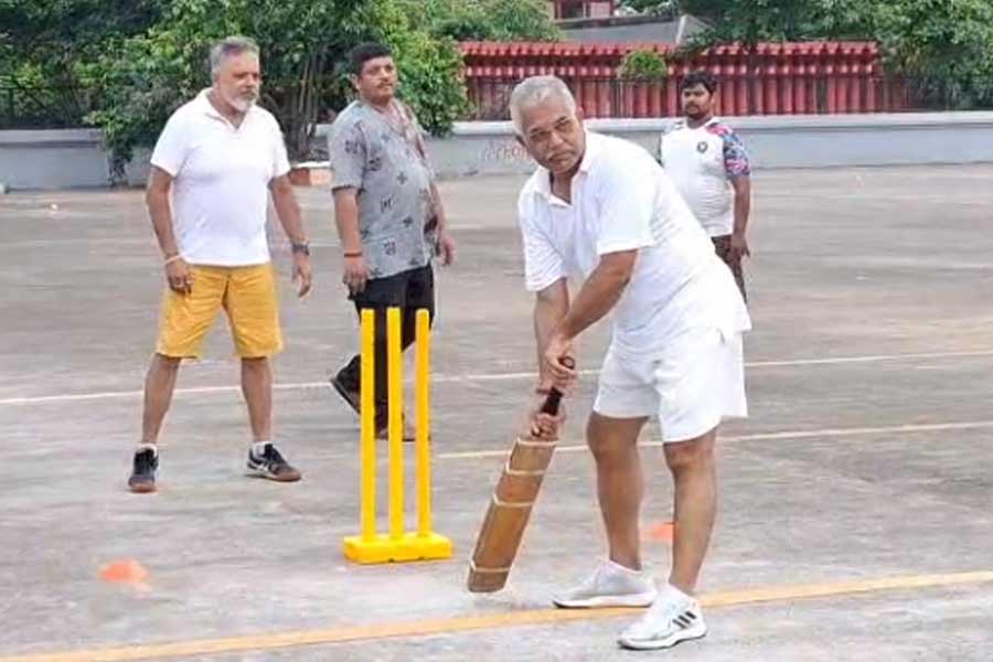 ভারত-পাকিস্তান ম্যাচের দিনই ছক্কা! ব্যাট-বল হাতে বাইশ গজে দিলীপ