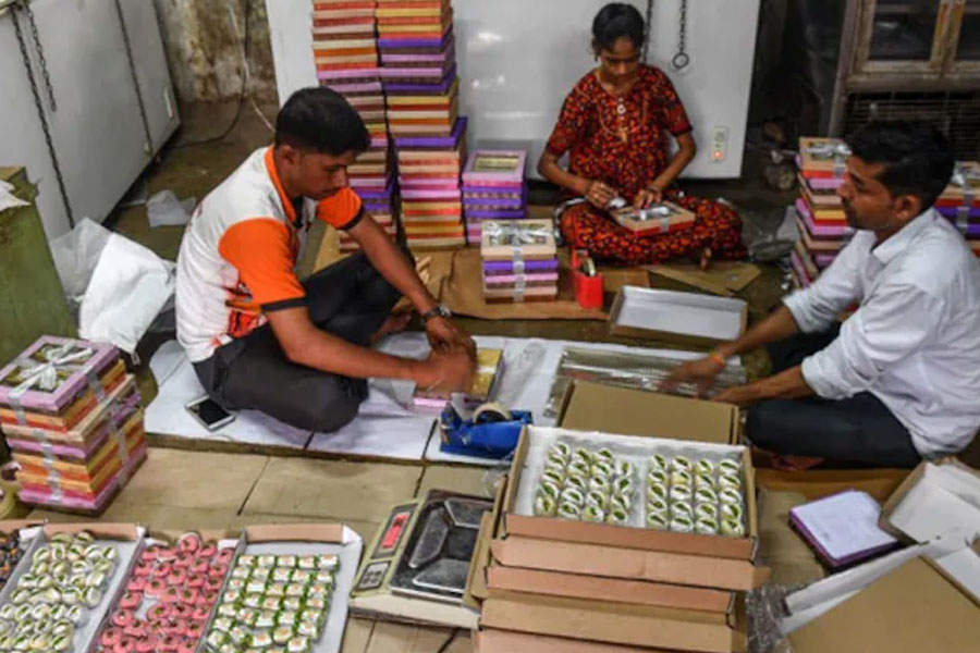 সরকারি তহবিলের টাকায় দীপাবলি উপহার নয়, কড়া নির্দেশিকা কেন্দ্রের