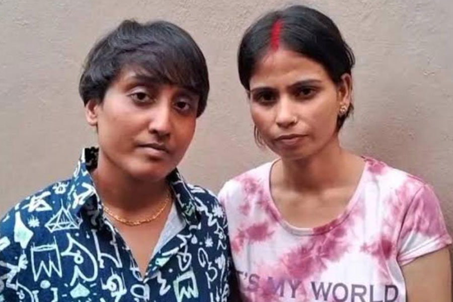 দু’জনেই সন্তানের মা! ভালোবাসারা টানে স্বামীর ঘর ছেড়ে সংসার পাতলেন বাংলার দুই যুবতী