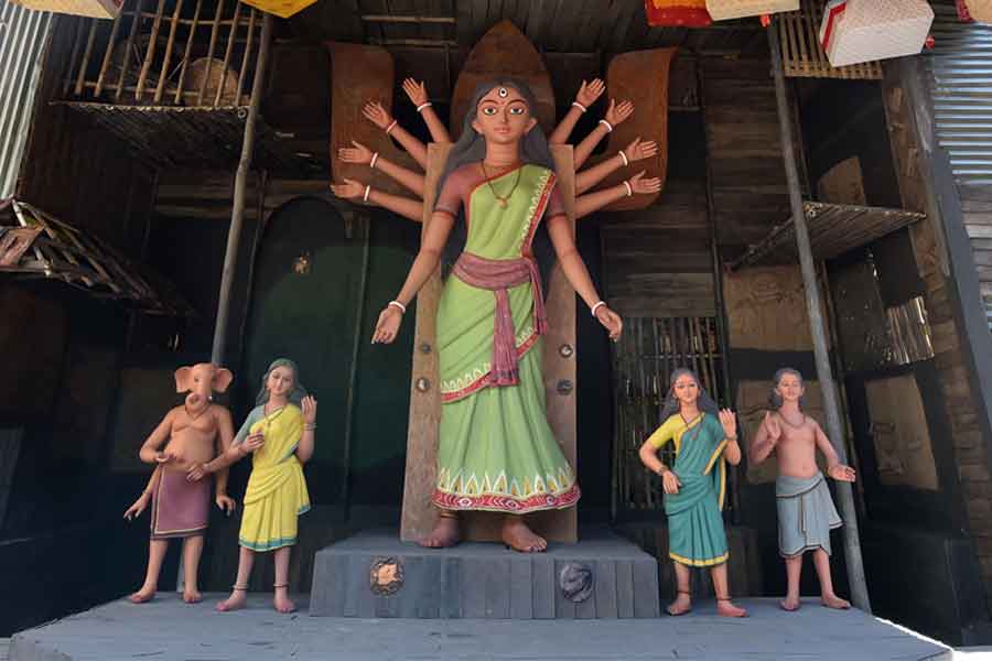 কোথাও মণ্ডপে চমক, কারও বা প্রতিমা ব্যতিক্রমী, দমদমের এই ৫ পুজো না দেখলেই মিস