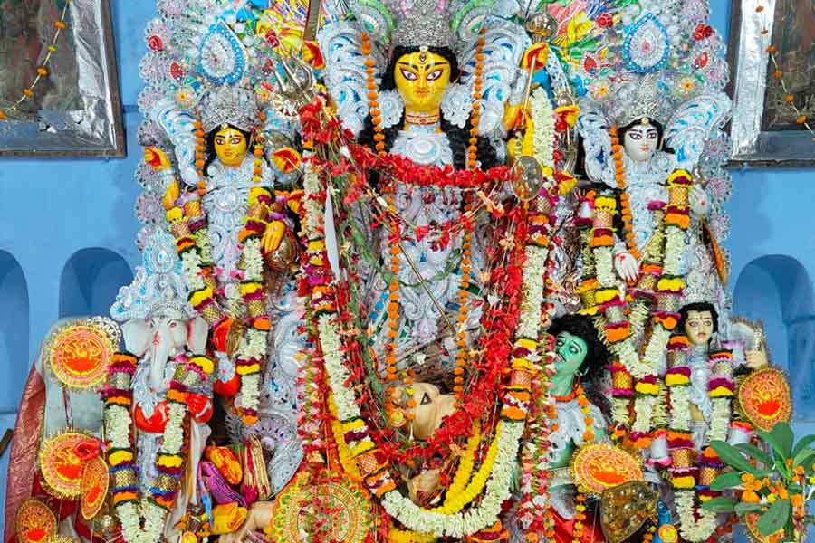 স্বপ্নাদেশে কুড়িয়ে আনা কাঠামোয় দুর্গাপুজো, সালকিয়ার ঢ্যাং বাড়ির দেবী আরাধনার বিশেষত্ব কী?