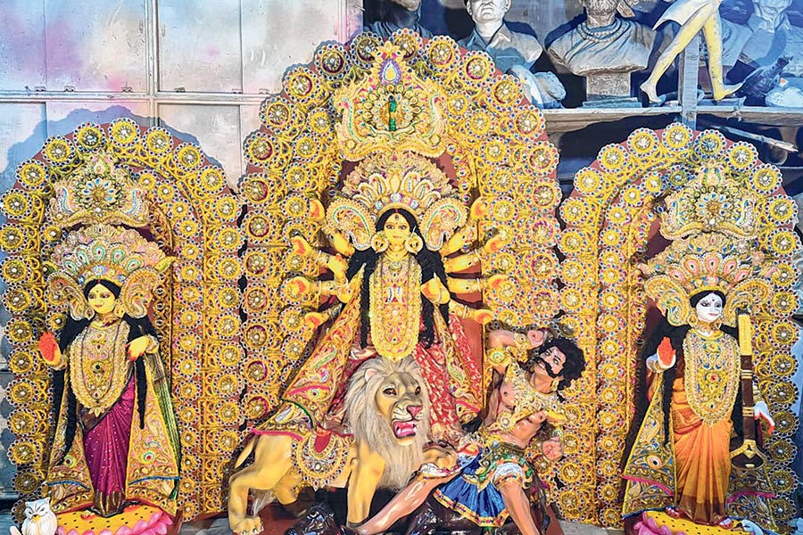 আসন্ন আগমনি! সময় বাঁচাতে বিমানেই মালয়েশিয়া যাত্রা কুমোরটুলির দুর্গাপ্রতিমার