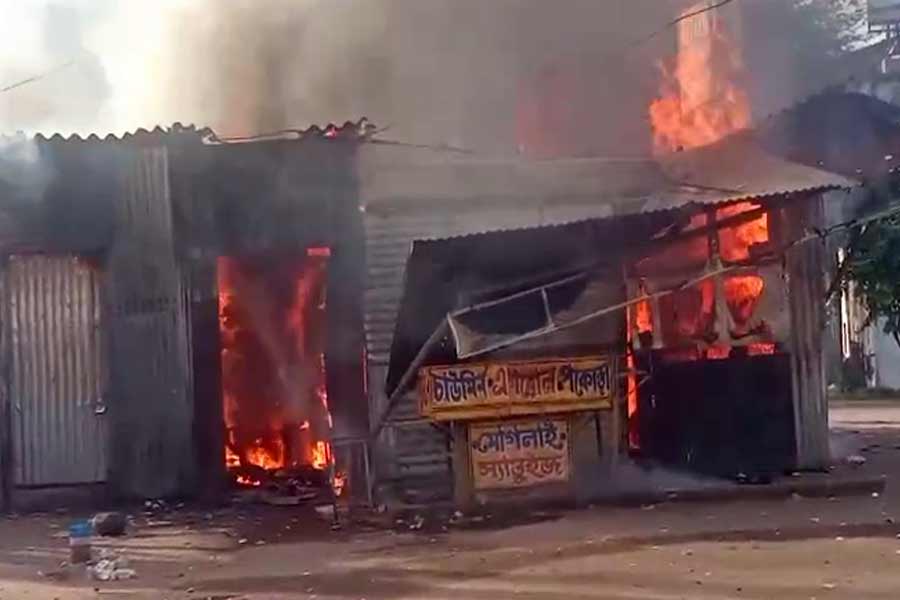 যোধপুর পার্কের বাজারে বিধ্বংসী আগুন, ভস্মীভূত একাধিক দোকান