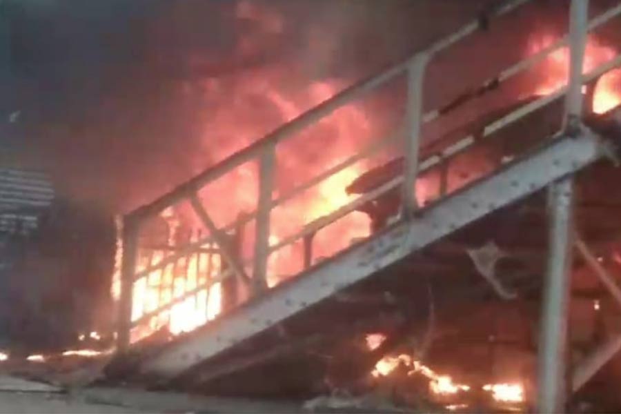 সাতসকালে দাউদাউ আগুন সন্তোষপুর স্টেশনে, বজবজ শাখায় বন্ধ ট্রেন চলাচল