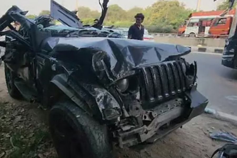 কাকভোরে ভয়ংকর দুর্ঘটনা! ডিভাইডারে ধাক্কা মেরে উলটে গেল গাড়ি, মৃত অন্তত ৫