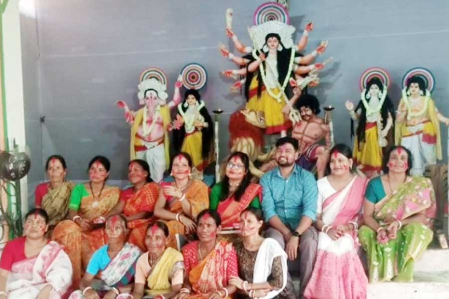 ঠিক যেন তিস্তাপাড়ের গাঁয়ের বধূ! জলপাইগুড়ির ‘দেবী ঠাকুরানি’র পুজোর মাহাত্ম্য জানেন?