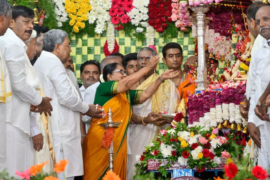 ধোপে টিকল না গেরুয়া শিবিরের আপত্তি, কর্নাটকে মন্দিরে পুজো দিয়ে দশেরা উৎসবের সূচনা বুকারজয়ী বানুর