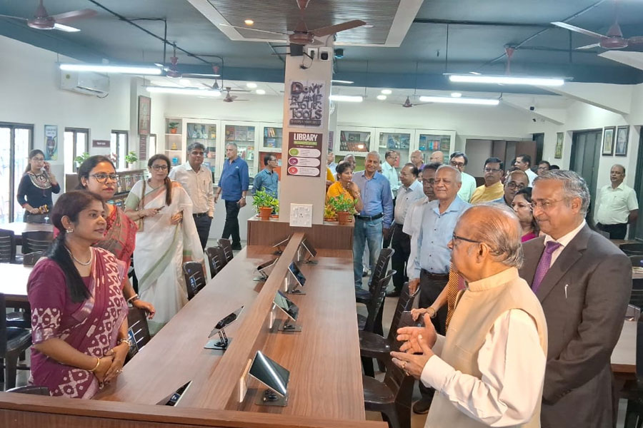 ডিজিটাল যুগেও পড়ুয়াদের গ্রন্থাগারমুখী করার উদ্যোগ কলকাতার স্কুলে
