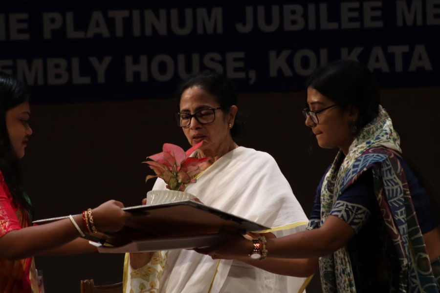 ‘ওঠো বজ্র কণ্ঠে, গাও বাংলার গান…’, বাঙালির অস্মিতা নিয়ে গান বাঁধলেন মমতা
