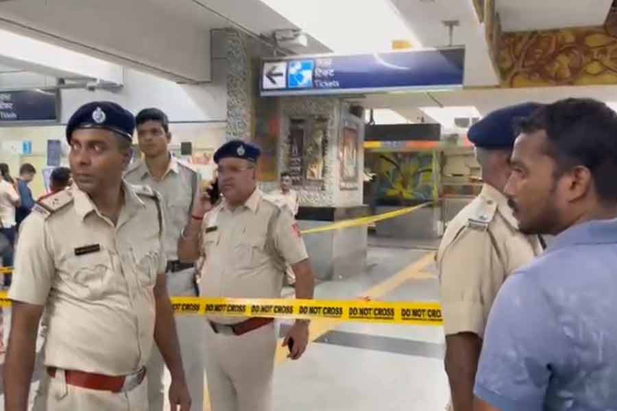স্কুল থেকে বেরিয়েই ছুরি নিয়ে হুমকি নাবালকের! কেন শ্যামবাজার মেট্রো স্টেশনে নজরদারিতে ফাঁক?