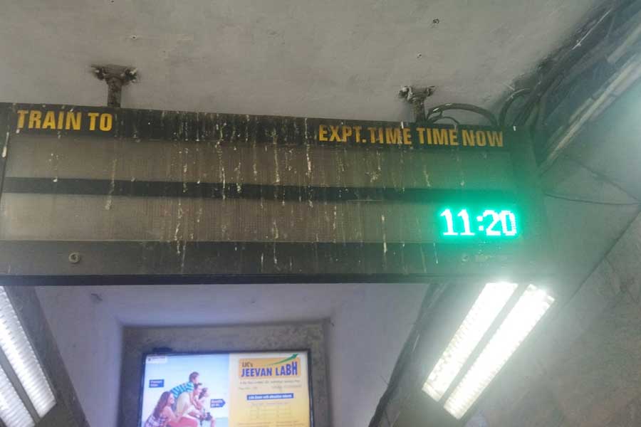 Kolkata Metro stopped showing timetable, Commuters angry